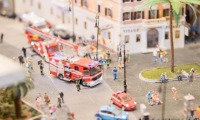 Camion dei vigili del fuoco e auto presso il Miniatur Wunderland di Amburgo, Germania