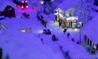 cittadina sommersa dalla neve alla sera presso il Miniatur Wunderland di Amburgo, Germania