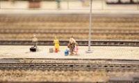 Passeggeri in attesa del treno presso il Miniatur Wunderland di Amburgo, Germania