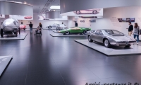 Visitatori all'interno del Museo dell'Alfa Romeo, Arese