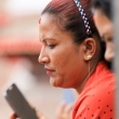 Donna al telefono presso Durban Square a Patan, Nepal