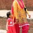 Donna con bimba a Katmandu, Nepal