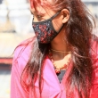 Donna con mascherina, Nepal