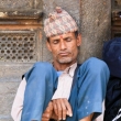 Uomo con tipico copricapo a Katmandu, Nepal
