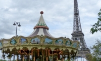 Giostra con allo sfondo laTour Eiffel, Parigi