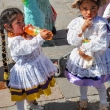 Bambine in maschera a Cuzco, Perù