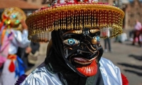Ragazzo in maschera a Cuzco, Perù