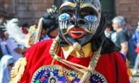 Ragazzo in maschera a Cuzco, Perù