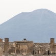 Pompei con sullo sfondo il Vesuvio