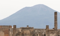 Pompei con sullo sfondo il Vesuvio