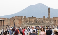 Turisti presso il Foro, Pompei