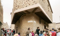 Turisti presso l'edificio del Lupanare, Pompei