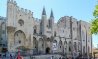 Esterno del Palazzo dei Papi di Avignone in Provenza, Francia