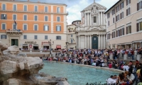 Folla a Fontana di Trevi, Roma