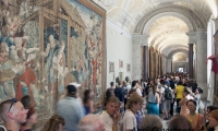Folla tra i corridoi dei Musei Vaticani, Città del Vaticano