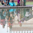 Riflessi delle turiste presso il Taj Mahal - Agra, India
