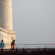 Turisti indiani presso un minareto del Taj Mahal - Agra, India