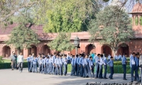 Giovani indiani presso l'ingresso sud del Taj Mahal - Agra, India