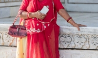 Indiana in abiti tradizionali presso il Taj Mahal - Agra, India