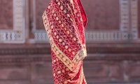 Indiana in abiti tradizionali presso l'ingresso sud del Taj Mahal - Agra, India