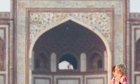 Indiana in abiti tradizionali presso l'ingresso sud del Taj Mahal - Agra, India