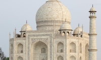 Vista del Taj Mahal dal fiume Yamuna ad Agra, India