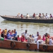 Barca con fedeli sul Gange a Varanasi, Uttar Pradesh, India