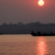 Barca sul Gange all'alba a Varanasi, Uttar Pradesh, India