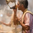 Cerimoniere sulla riva del Gange a Varanasi, Uttar Pradesh, India