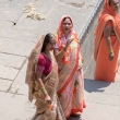 Donne Indù sulla riva del Gange a Varanasi, Uttar Pradesh, India