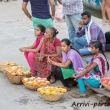 Donne che vendono fiori a Varanasi, Uttar Pradesh, India
