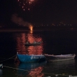 Fuochi d'artificio sulla riva del Gange dopo una cerimonia a Varanasi, Uttar Pradesh, India