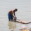 Indù che lava i panni nel Gange a Varanasi, Uttar Pradesh, India