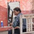 Indù dal parrucchiere a Varanasi, Uttar Pradesh, India
