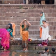 Indù nelle acque del Gange a Varanasi, Uttar Pradesh, India