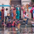 Indù nelle acque del Gange a Varanasi, Uttar Pradesh, India