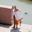 Indù sulla riva del Gange a Varanasi, Uttar Pradesh, India