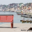 Panchina sulla riva del Gange a Varanasi, Uttar Pradesh, India