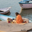 Sadhu sulla riva del Gange a Varanasi, Uttar Pradesh, India