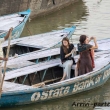 Turiste su una barca sul Gange a Varanasi, Uttar Pradesh, India