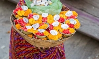 Donna Indù che vende fiori a Varanasi, Uttar Pradesh, India