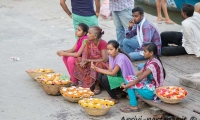 Donne che vendono fiori a Varanasi, Uttar Pradesh, India
