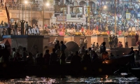 Fedeli indù sulla riva del Gange per una cerimonia a Varanasi, Uttar Pradesh, India