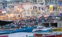 Fedeli indù sulla riva del Gange per una cerimonia a Varanasi, Uttar Pradesh, India