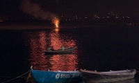 Fuochi d'artificio sulla riva del Gange dopo una cerimonia a Varanasi, Uttar Pradesh, India
