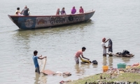 Indù che lavano i panni nel Gange a Varanasi, Uttar Pradesh, India