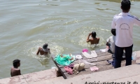 Indù che si lavano nel Gange a Varanasi, Uttar Pradesh, India