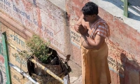 Indù in preghiera a Varanasi, Uttar Pradesh, India