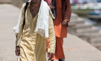 Indù nei pressi della riva del Gange a Varanasi, Uttar Pradesh, India