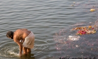 Indù nel Gange a Varanasi, Uttar Pradesh, India